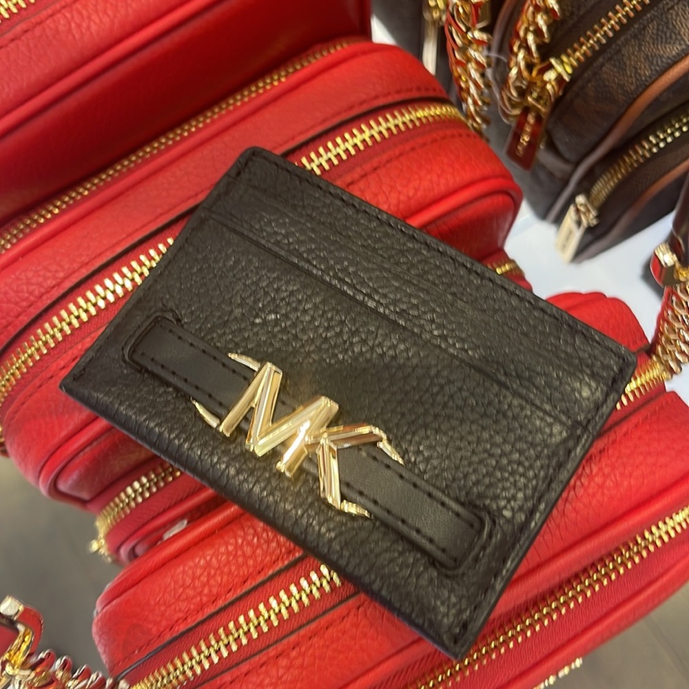 MICHAEL KORS
Reed Large Pebbled Leather Card Holder Case Wallet
COLOR: BLACK
NWT - Picture 10 of 16